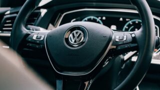 カーブを曲がる時や駐車時にステアリングから「コトコト」異音がする。ゴルフ7異音修理。
