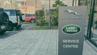 ジャガー Fタイプのエアコンが故障??真夏の猛暑でエアコンが断続的にオン、オフになってしまう症状とは…