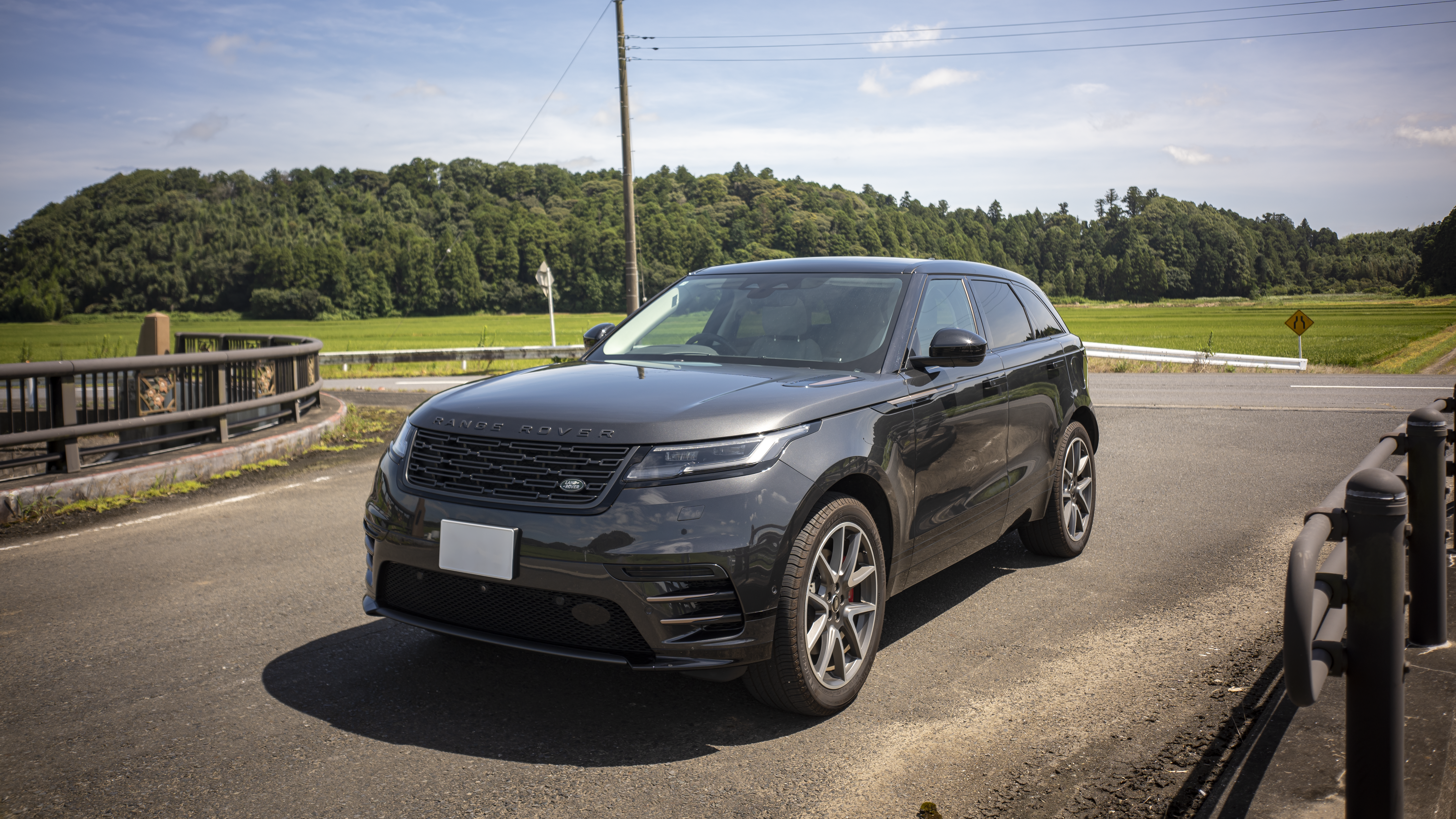 レンジローバー ヴェラール P400eに試乗。街中で感じた大きさ、PHEVの走り、乗り心地を勝手に評価した。